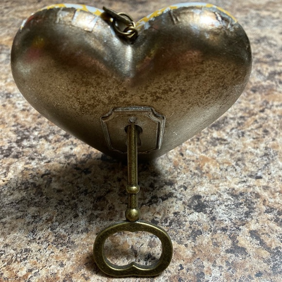 DEMDACO Sisters By Heart Dandelion Yellow Art Hearts Keepsake With Key - Picture 2 of 6